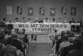 Foto: Konferenz gegen die Berufsverbote mit internationalen Gästen im Gustav-Radbruch-Haus, Hamburg, 3. September 1976 / © Michael Meyborg