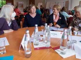 Foto: Die "Hamburger Delegation" Gerlinde Hartmann und Jutta Staack (v. rechts n. links, Foto: Alice End) 