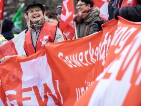 Foto: Erzieherinnen und Erzieher sowie Lehrkräfte forderten in Berlin bei Eiseskälte ein ordentliches Gehaltsplus von den Arbeitgebern (21.1.2019, Foto: Kay Herschelmann).