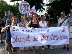 Foto: Aktion am 24.5 in Mundsburg bei der Schulbehörde / GEW Hamburg