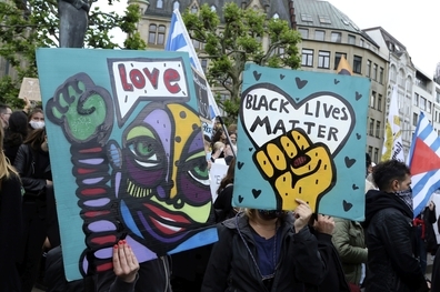 Foto: 6. Juni 2020: Demonstranten bei einer Protestkundgebung gegen Rassismus in Hamburg / © picture alliance / Geisler-Fotopress | Christopher Tamcke/Geisler-Fotop