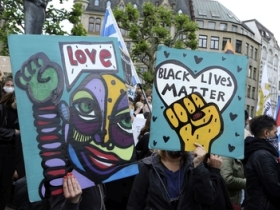 Foto: 6. Juni 2020: Demonstranten bei einer Protestkundgebung gegen Rassismus in Hamburg / © picture alliance / Geisler-Fotopress | Christopher Tamcke/Geisler-Fotop